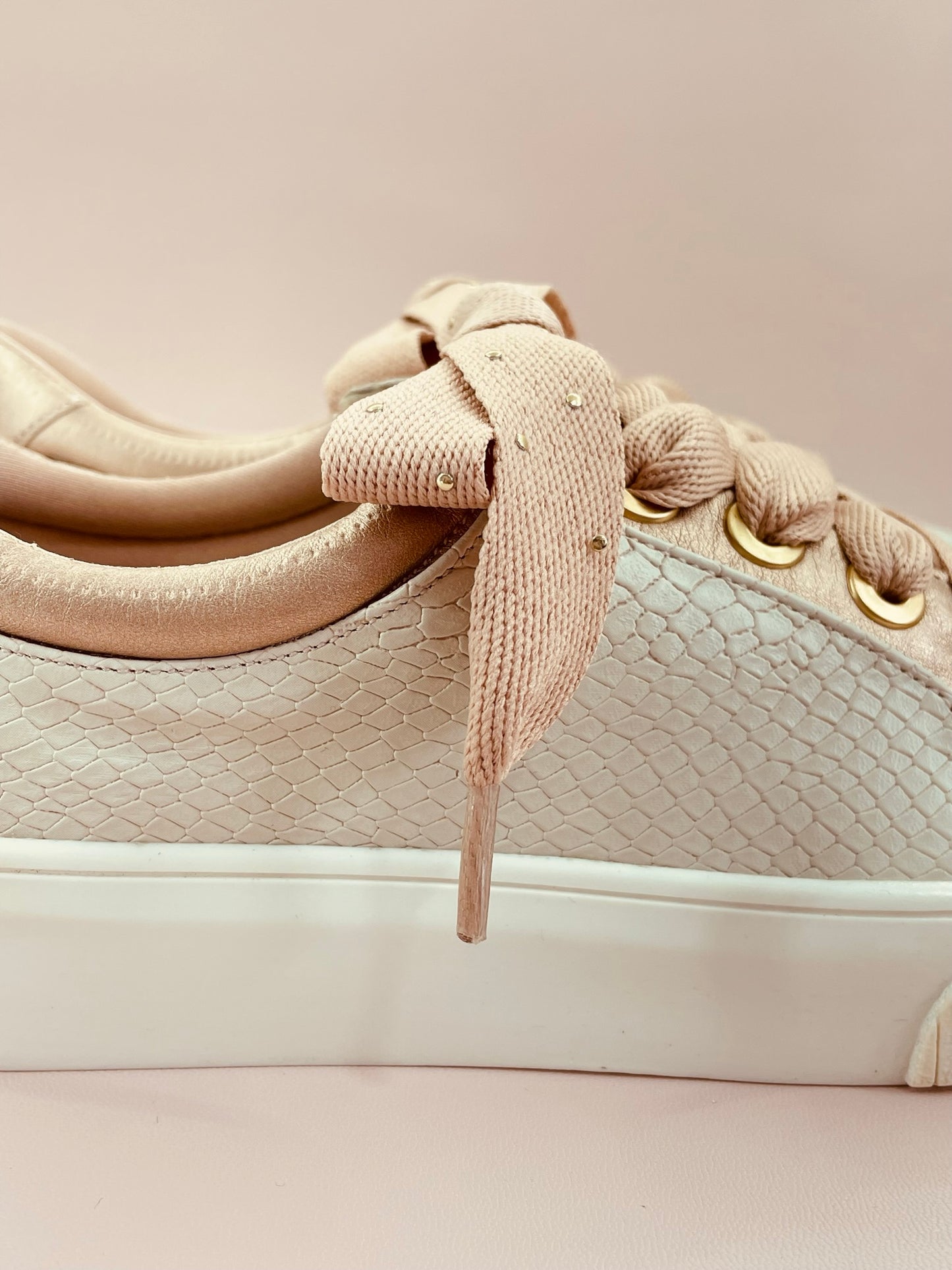 CREME BOW SNEAKERS